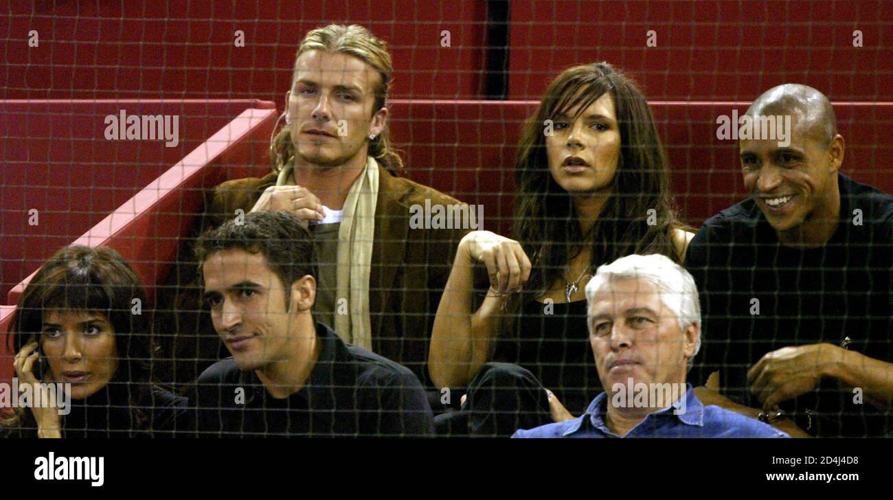 David Beckham (Top L), star du football britannique du Real Madrid, et  Victoria (Top C), son épouse, sont assis à côté de Roberto Carlos (Top R),  coéquipier brésilien, et Raul Gonzalez (2e