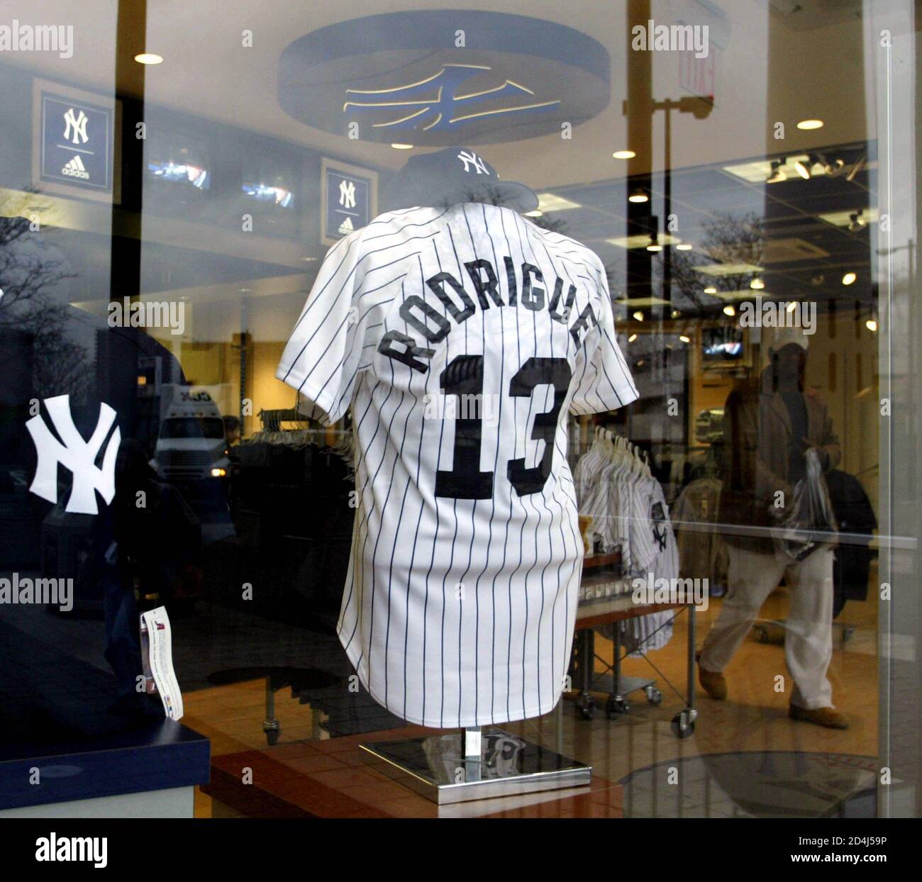 Une vitrine au magasin officiel de l'équipe New York Yankees au Yankee  Stadium présente un maillot de baseball de leur nouveau joueur, Alex  Rodriguez, à New York, le 15 février 2004. Rodriguez