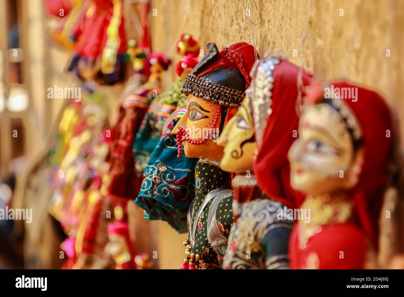 Marionnettes colorées en forme de visage humain portant des vêtements colorés accrochés Le mur du Rajasthan Inde le 21 février 2018 Banque D'Images