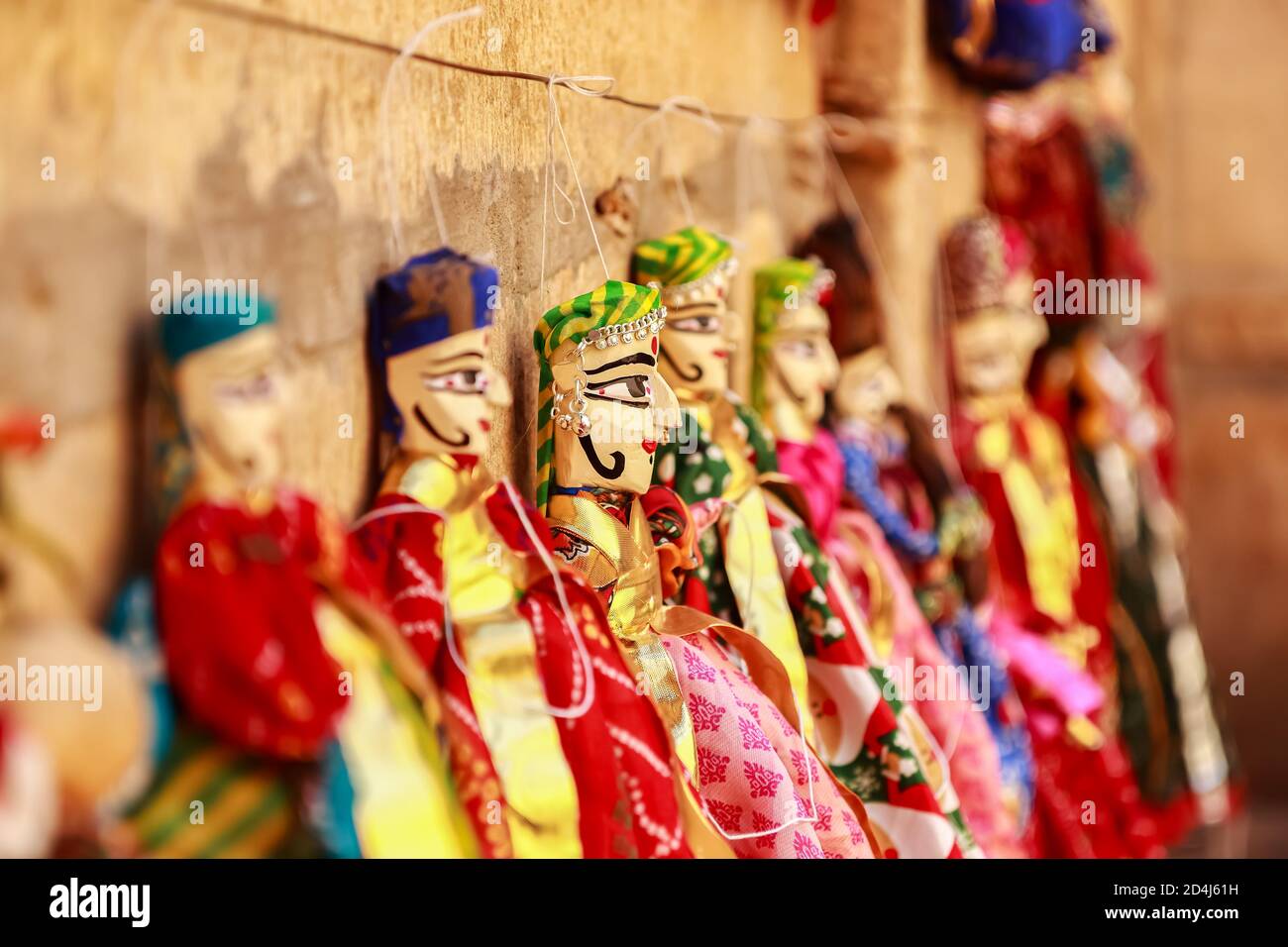 Marionnettes colorées en forme de visage humain portant des vêtements colorés accrochés Le mur du Rajasthan Inde le 21 février 2018 Banque D'Images