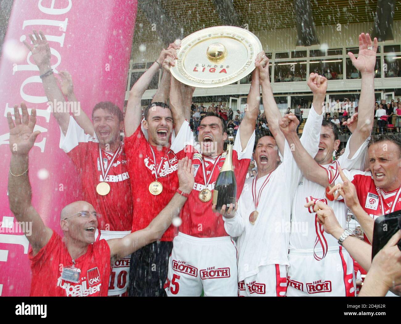 In der letzten Runde der Fussball-Bundesliga spielte heute, am 20 .Mai  2004, in Moedling Admira gegen GAK. Im Bild jubelt die Grazer Mannschaft  mit dem Meisterteller. REUTERS/Robert Zolles REUTERS RZ Photo Stock -
