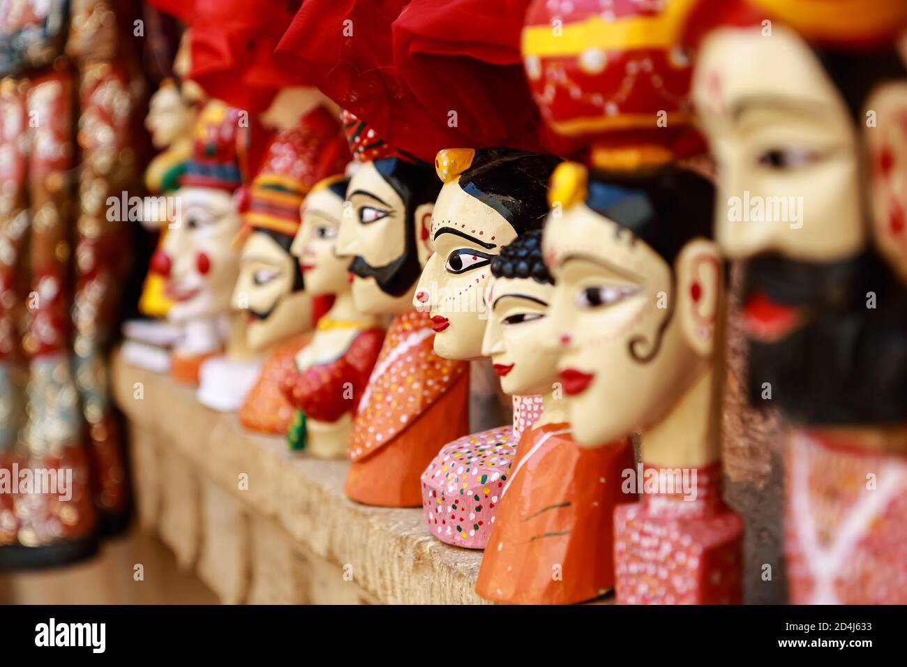 Marionnettes colorées en forme de visage humain portant des vêtements colorés accrochés Le mur du Rajasthan Inde le 21 février 2018 Banque D'Images