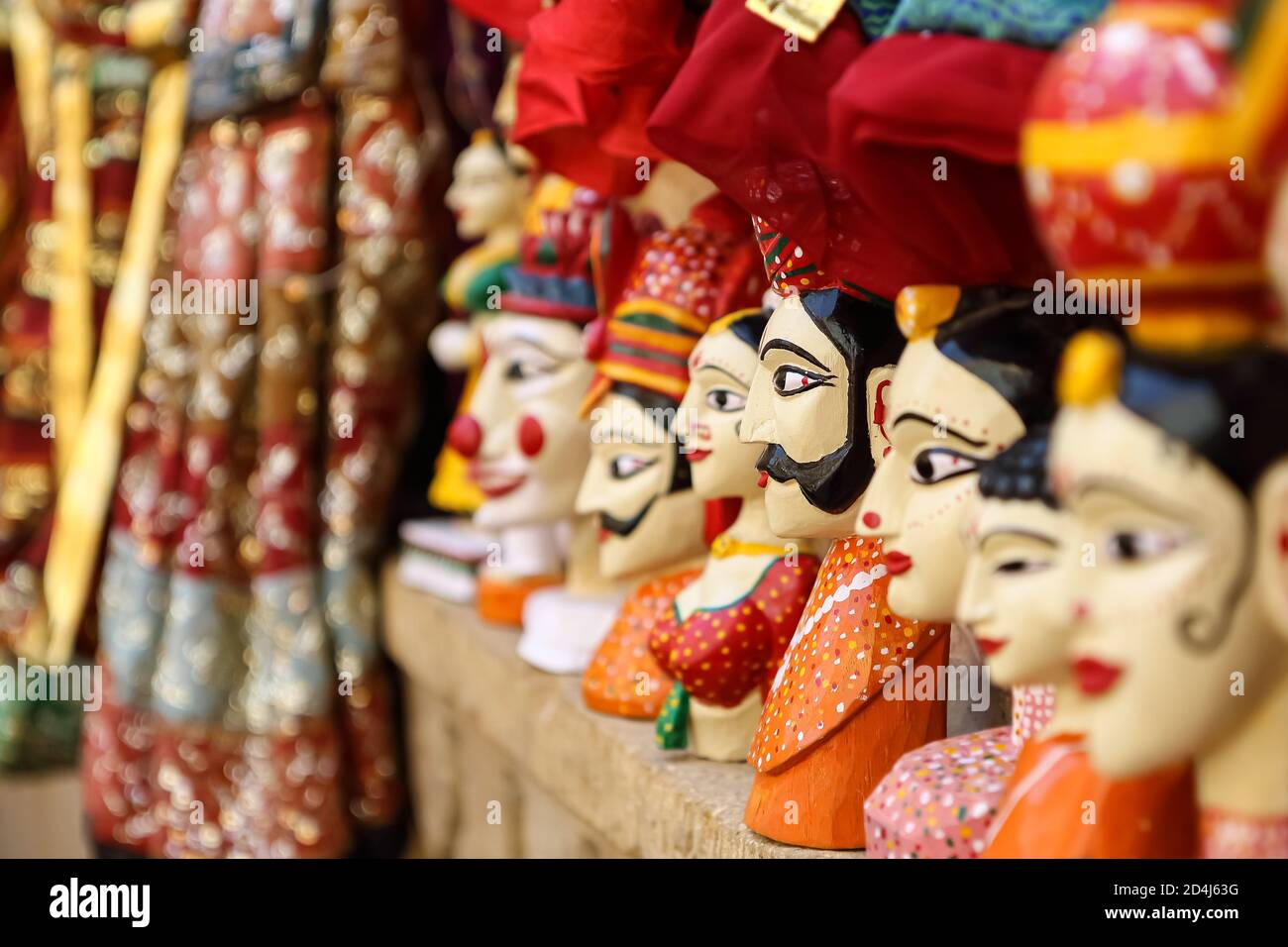 Marionnettes colorées en forme de visage humain portant des vêtements colorés accrochés Le mur du Rajasthan Inde le 21 février 2018 Banque D'Images