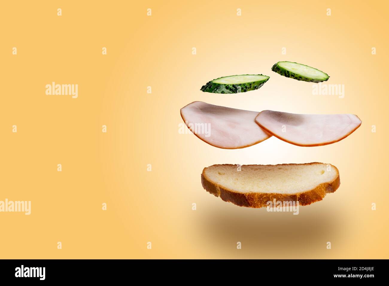 Lévitation sandwich au jambon et au concombre. Le concept de restauration rapide Banque D'Images
