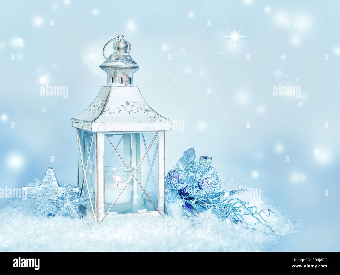 Carte de Noël avec lanterne vintage brûlante, décorations de Noël blanches et neige tombant, dans des tons bleus Banque D'Images