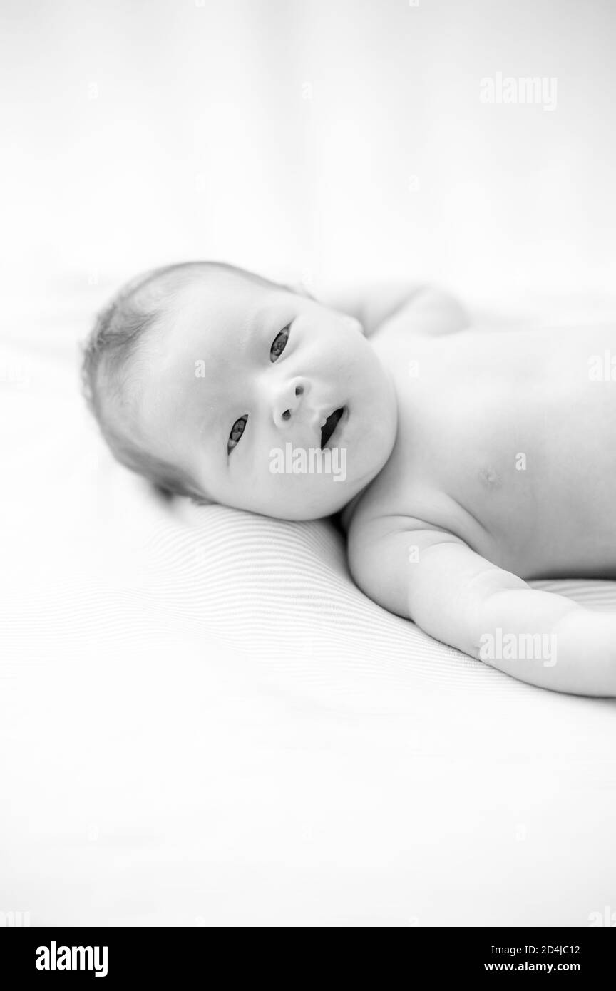Nouveau Ne Femme Bebe Happy Family Moments Asiatique Et Enfant Europeen De Demi Caste Photo Stock Alamy