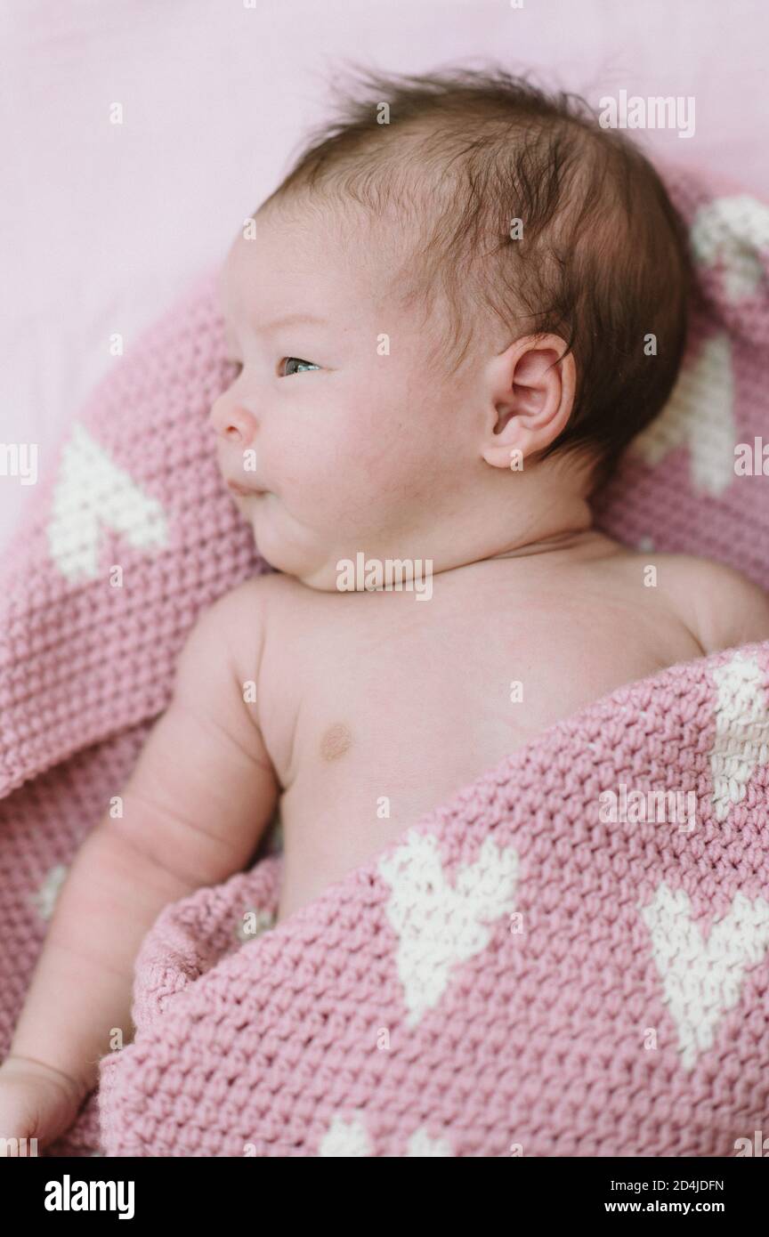 Nouveau Ne Femme Bebe Happy Family Moments Asiatique Et Enfant Europeen De Demi Caste Photo Stock Alamy