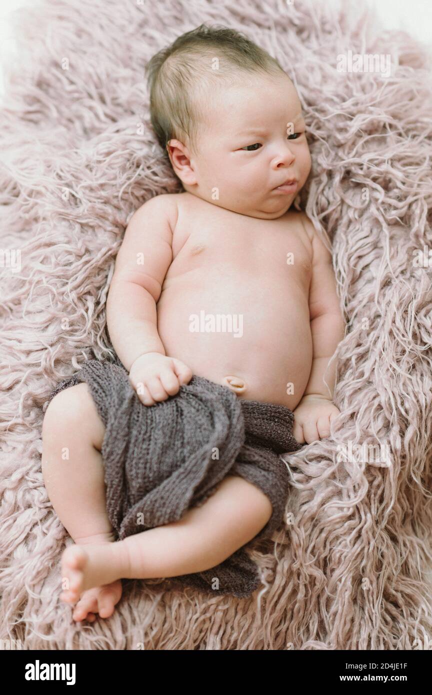 Nouveau Ne Femme Bebe Happy Family Moments Asiatique Et Enfant Europeen De Demi Caste Photo Stock Alamy