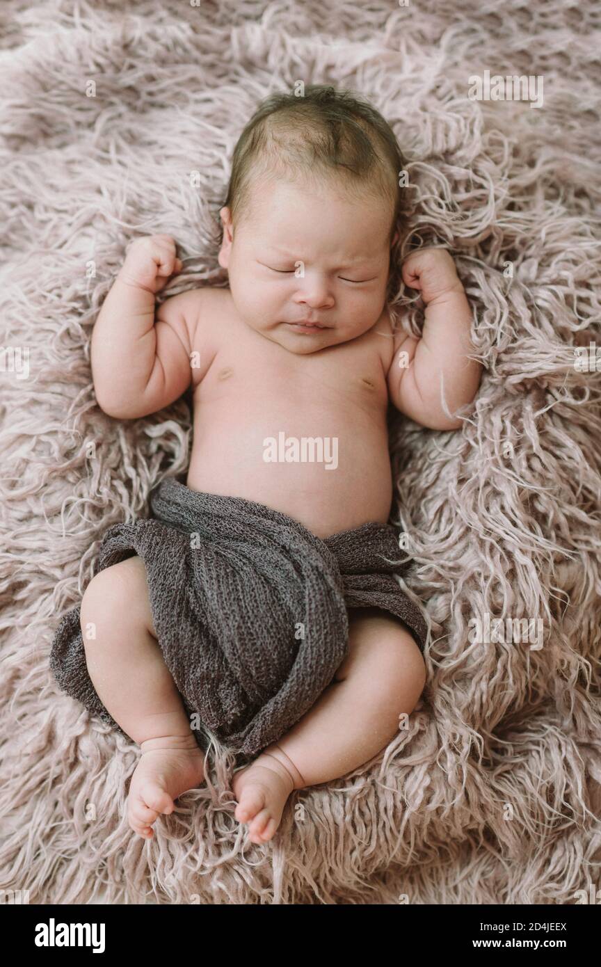 Nouveau Ne Femme Bebe Happy Family Moments Asiatique Et Enfant Europeen De Demi Caste Photo Stock Alamy