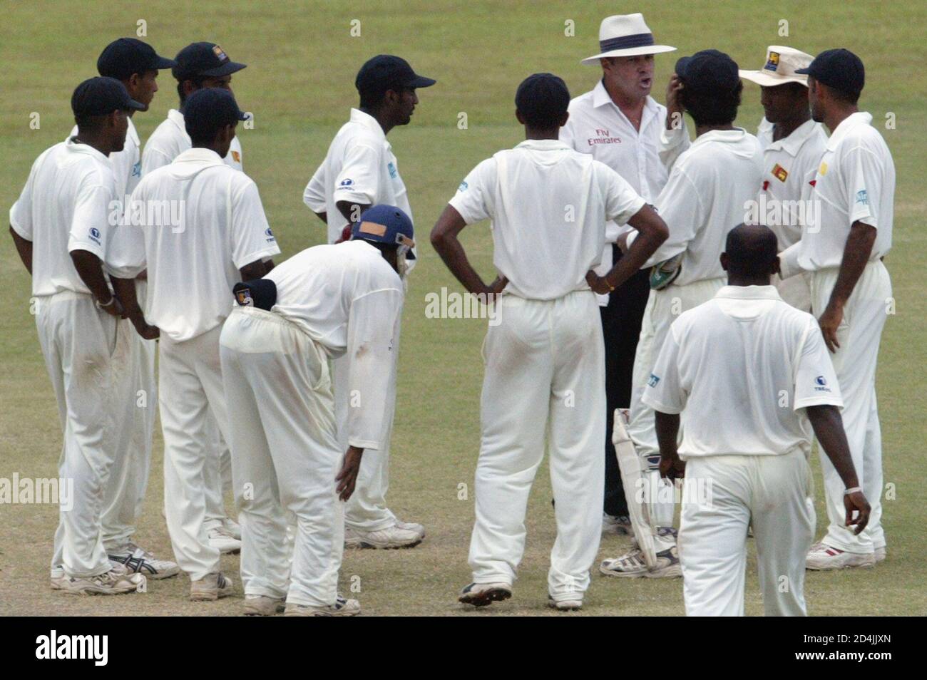 Les joueurs sri-lankais ont un mot avec le juge-arbitre Daryl Harper après qu'il a terminé le match en raison de la mauvaise lumière le cinquième et dernier jour du premier match test entre l'Angleterre et le Sri Lanka à Galle, Sri Lanka le 6 décembre 2003. La lecture a été interrompue en raison d'une lumière insuffisante, le match ayant été déclaré comme étant un tirage au sort. REUTERS/Arko Datta AD/JDP Banque D'Images