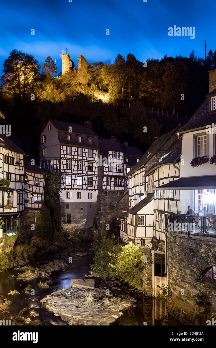 Le Rur traverse la vieille ville historique de Monschau Banque D'Images Le Rur traverse la vieille ville historique de Monschau Banque D'Images