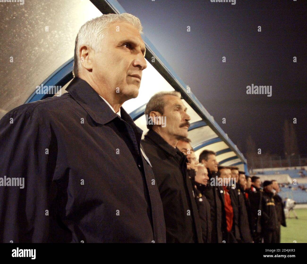 Die oesterreiche Fussball-Nationalmannschaft spielt heute, am 31.03.2004,  in Bratislava ein freundschaftliches Laenderspiel gegen dieb Slovakei. Im  Bild Hans Krankl (L) und Betreuer der Nationalmannschaft. REUTERS/Robert  Zolles REUTERS PR Photo Stock ...