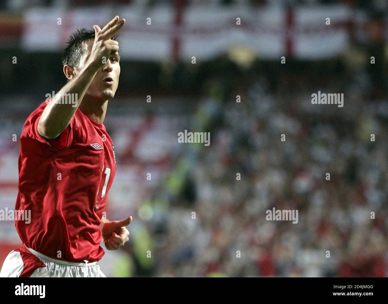 England S Frank Lampard Celebrates Scoring His Goal Against Croatia In Their Euro 04 Group B Soccer Match At The Luz Stadium In Lisbon June 21 04 Photo Stock Alamy