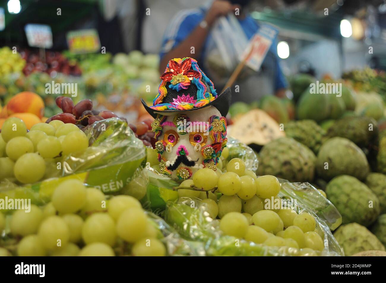 Mexico, Mexique. 08 octobre 2020. MEXICO, MEXIQUE - OCTOBRE 8 : les crânes de sucre sont vus sur les marchés mexicains pour les personnes décorent leurs offrandes pour célébrer la traditionnelle journée des morts le 8 octobre 2020 à Mexico, Mexique. Crédit: Fernando Camacho/Groupe Eyepix/l'accès photo crédit: L'accès photo/Alamy Live News Banque D'Images