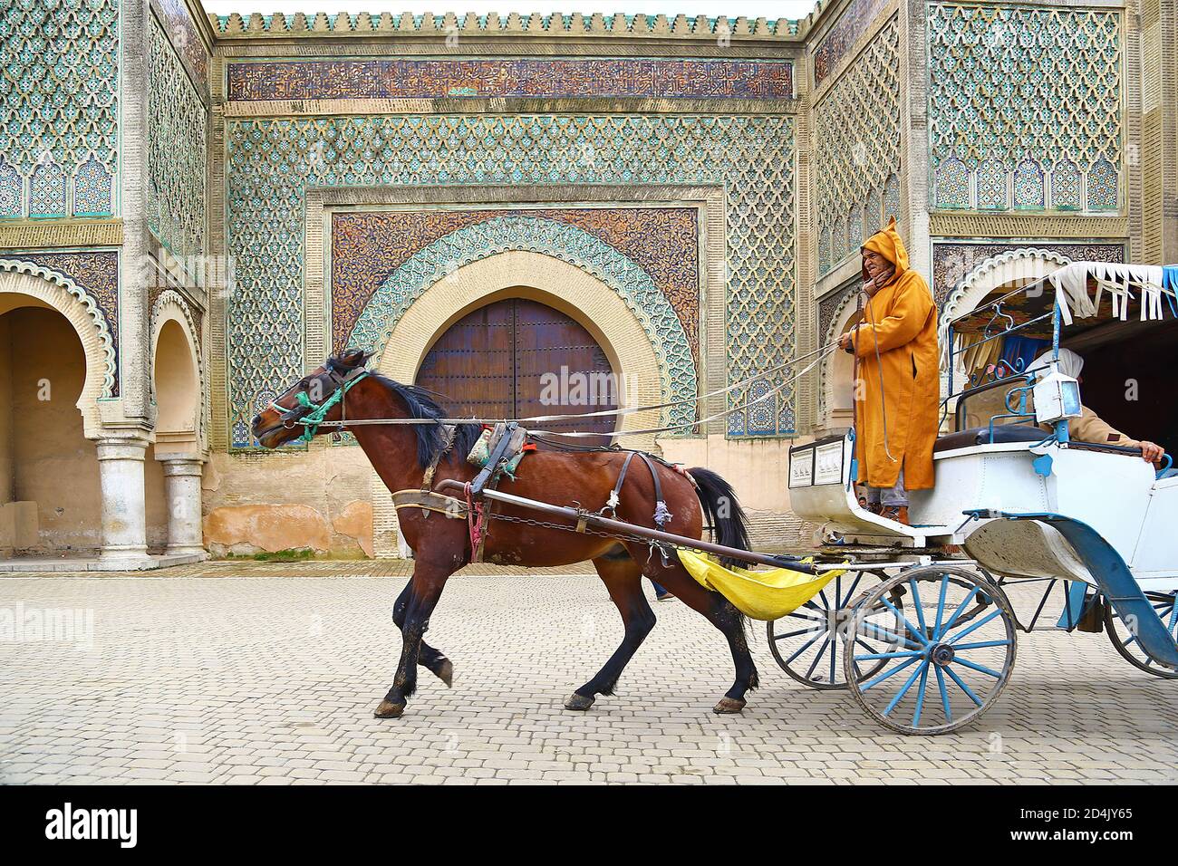 Bus passant devant la porte de la ville de Meknes Banque D'Images