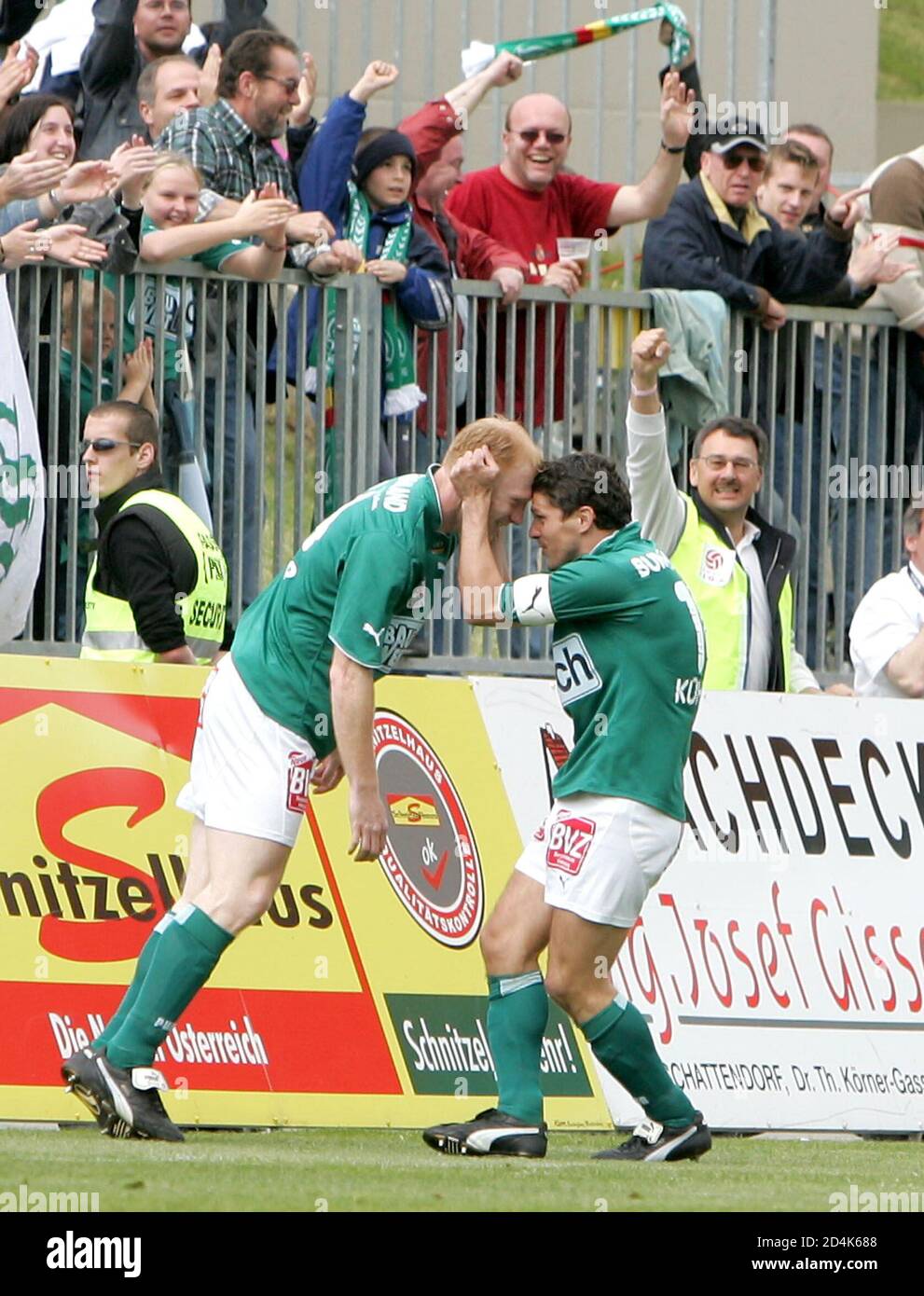 In der Fussball-Bundesliga trifft am Samstag, dem 15.Mai 2004,der SV  Mattersburg auf die Wiener Austria. Im Bild jubeln Zoltan Fueloep (L) und  Dietmar Kuehbauer nach dem Tor zum 1:0. REUTERS/Robert Zolles REUTERS