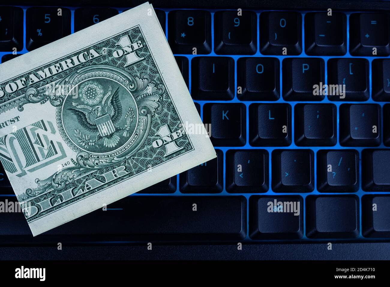 un dollar se trouve sur un clavier rétroéclairé noir, dollar et clavier  arrière-plan, concept d'entreprise Photo Stock - Alamy