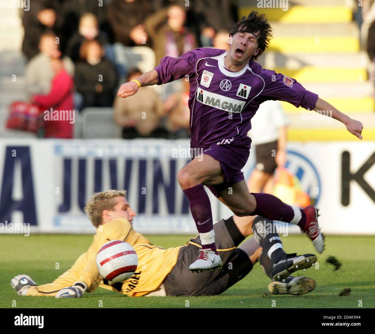 In der Fussball-Bundesliga spielt heute am 7. November 2004 in Wien Austria  gegen Bregenz. Im Bild kaempfen der Bregenzer Matthias Nagel (L) und der  Austriaspieler Radoslav Gilewicz um den Ball. Nach dem