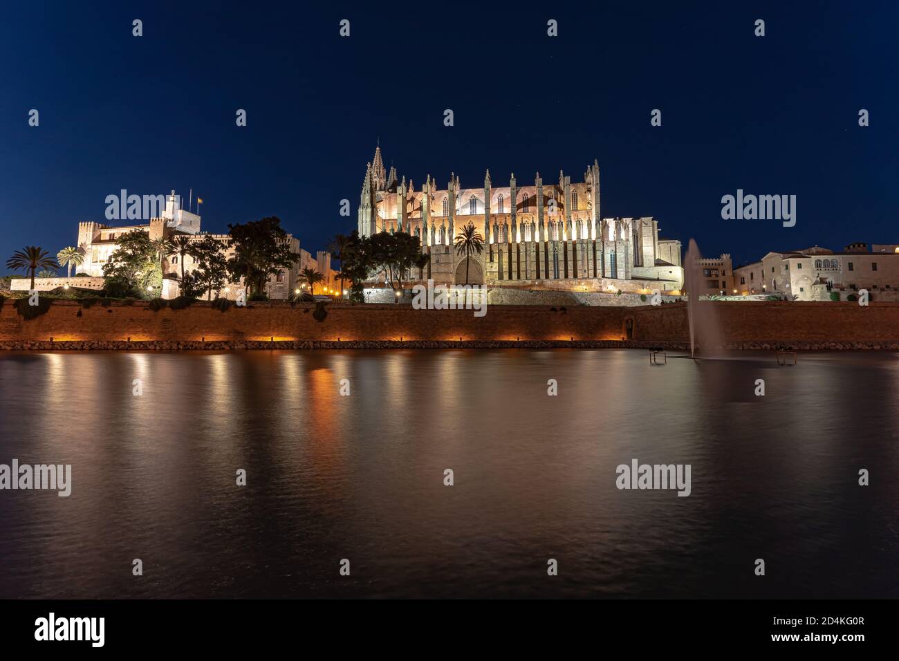 La cathédrale de Palma de Majorque, la nuit, se reflète dans le Parque del Mar Banque D'Images