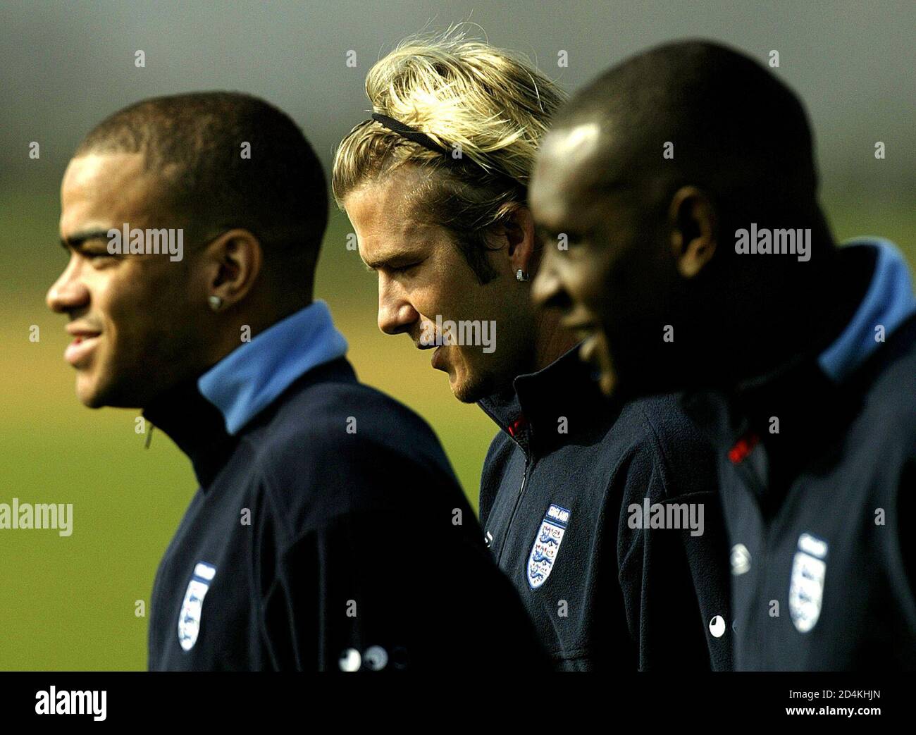 Le capitaine d'Angleterre et le milieu de terrain de Manchester United David Beckham (C), Kieron Dyer (L) de Newcastle United et l'attaquant de Liverpool Emile Heskey marchent sur le terrain lors d'une séance d'entraînement en Angleterre au camp d'entraînement d'Arsenal à Londres le 27 mars 2003. L'équipe se prépare pour les prochains matchs de qualification au championnat d'Europe contre le Liechtenstein à Vaduz le 29 mars et la Turquie à Sunderland le 2 avril. REUTERS/Kieran Doherty MD Banque D'Images