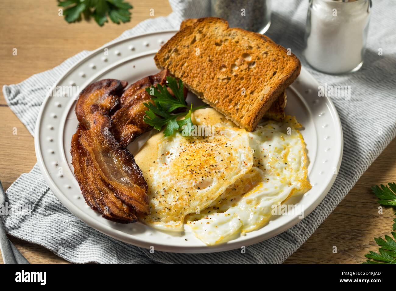 Fait maison sur des œufs simples avec du bacon et du pain grillé Banque D'Images