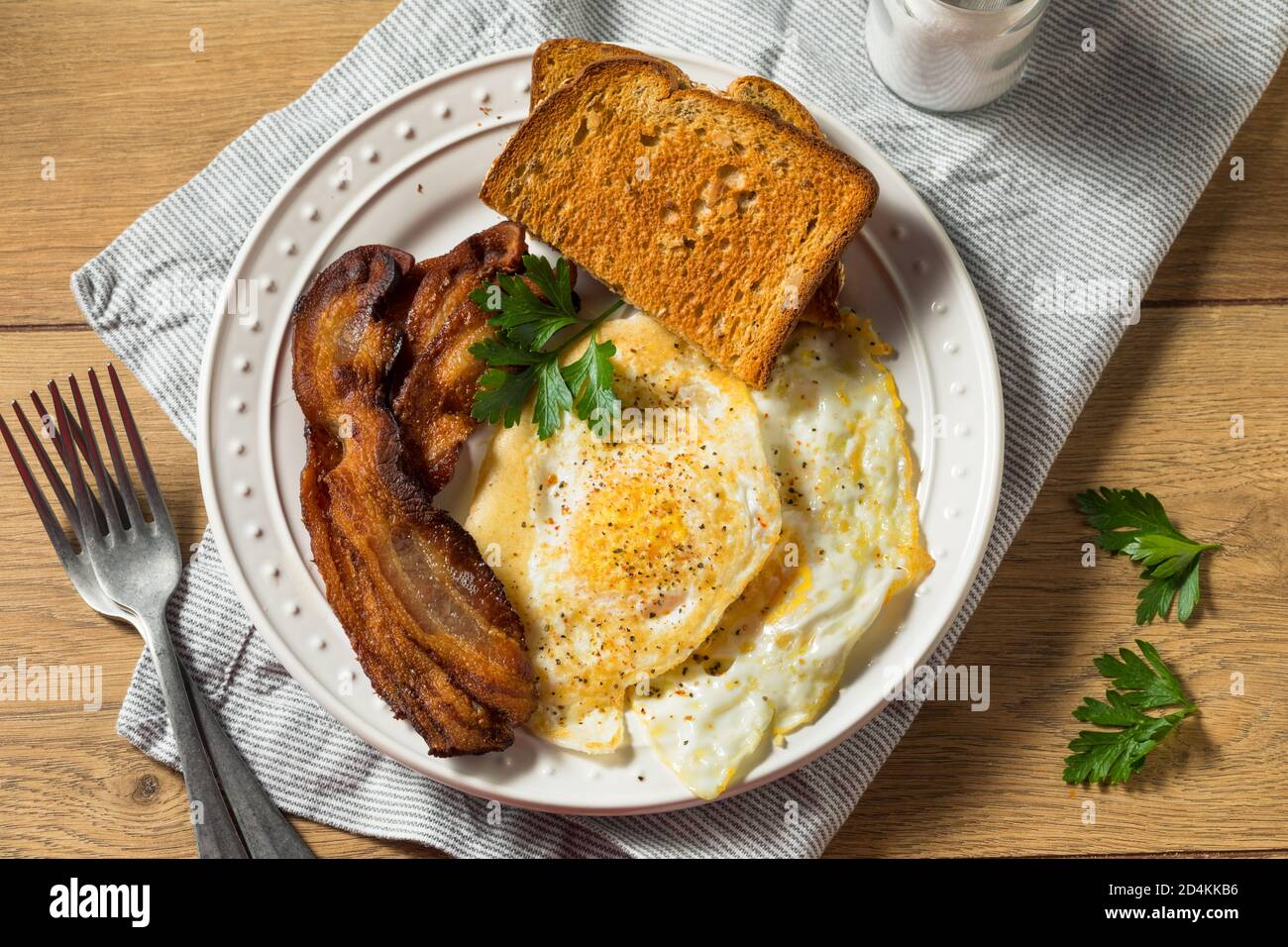 Fait maison sur des œufs simples avec du bacon et du pain grillé Banque D'Images