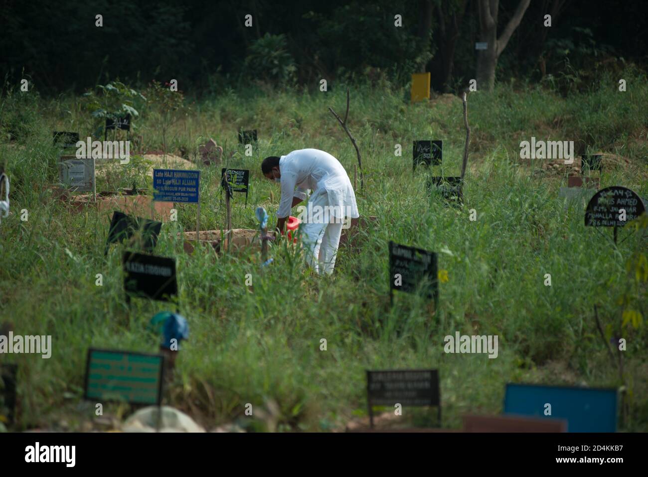 New Delhi, Inde. 09e octobre 2020. Un parent offre des prières pour une victime qui est décédée du COVID-19 à cimetière.le nombre de coronavirus en Inde a dépassé 69 lakh pour 70,496 nouveaux cas au cours des dernières 24 heures. Le nombre de décès dus au virus en Inde a augmenté de 964 pour atteindre 106490 selon les dernières mises à jour. Crédit : SOPA Images Limited/Alamy Live News Banque D'Images