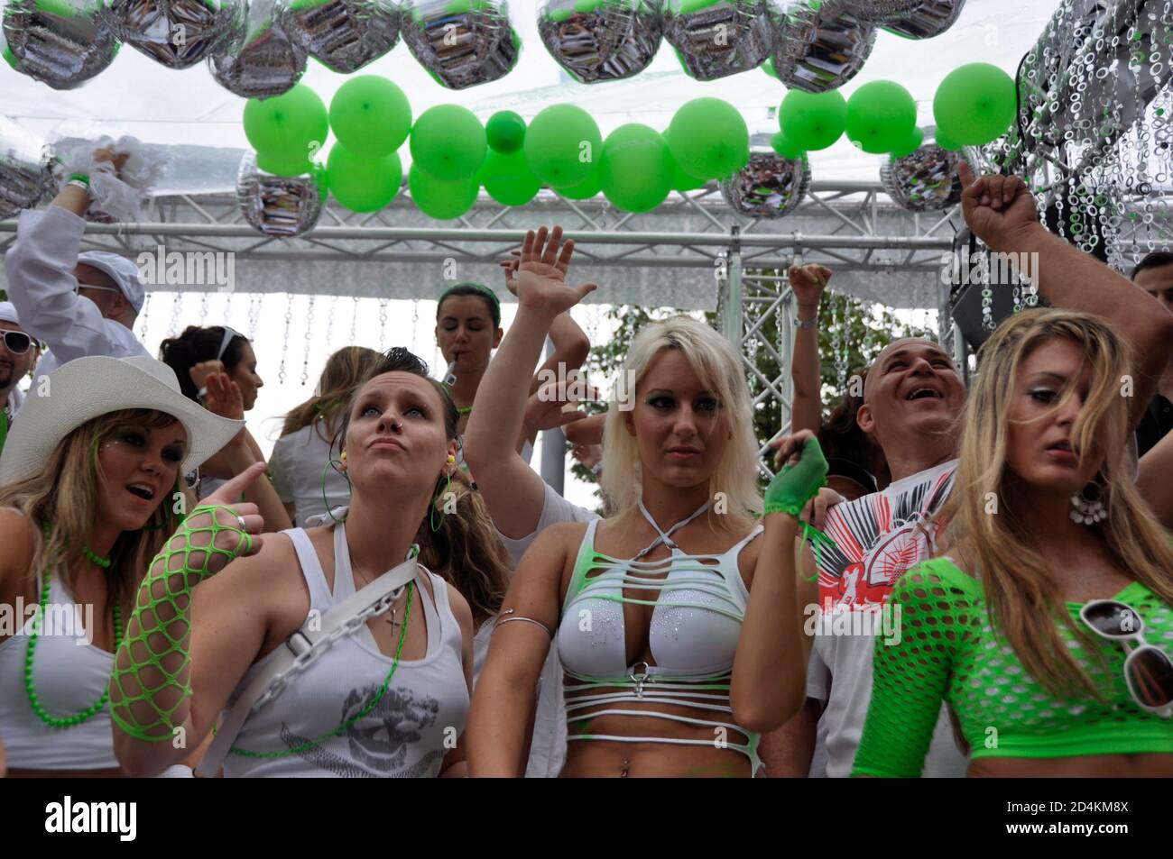 Le parti doit aller sur : Ravers à la Streetparade à Stäfa Banque D'Images