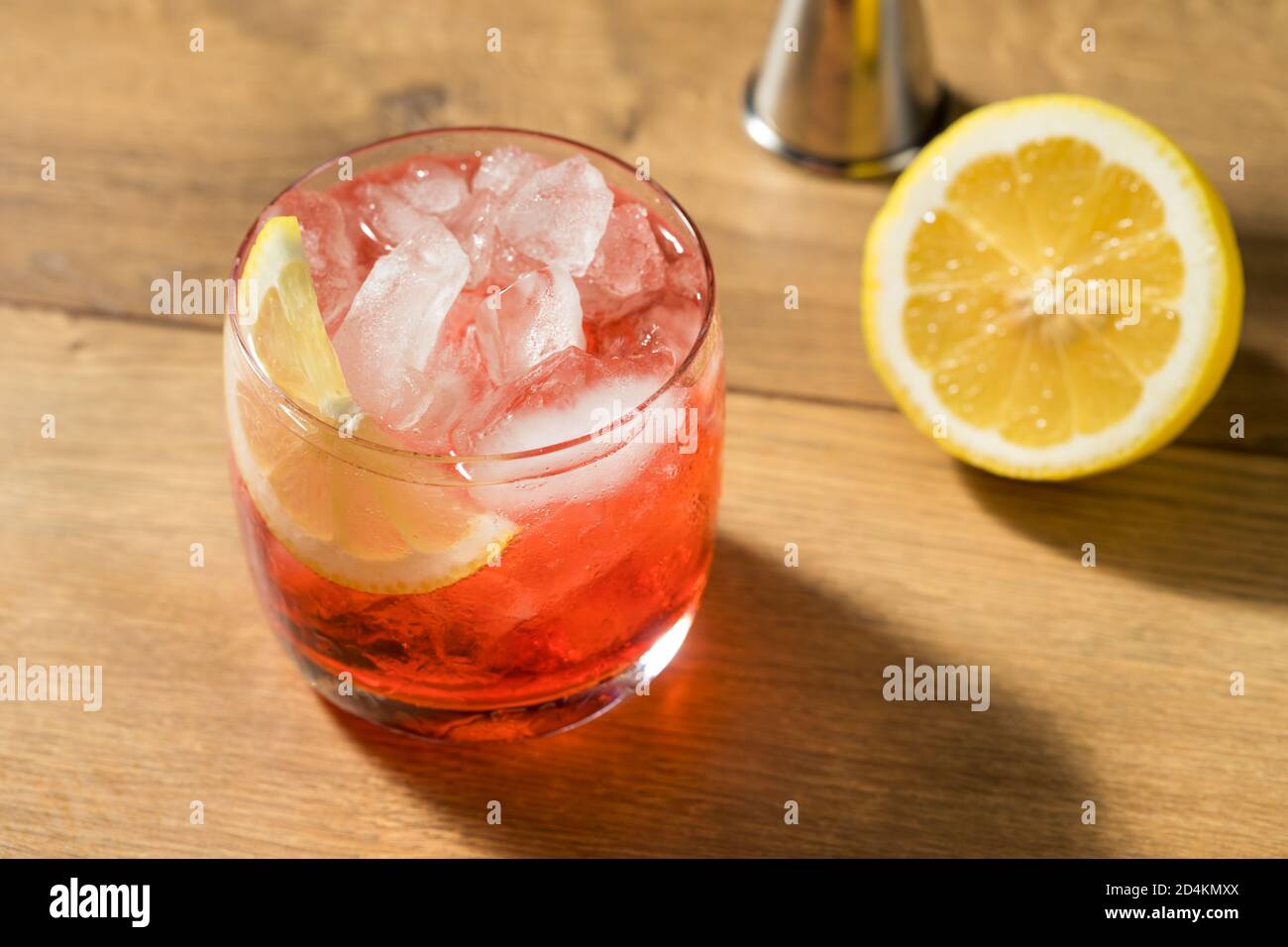 Cocktail rafraîchissant Campari Spritz avec garniture au citron Banque D'Images