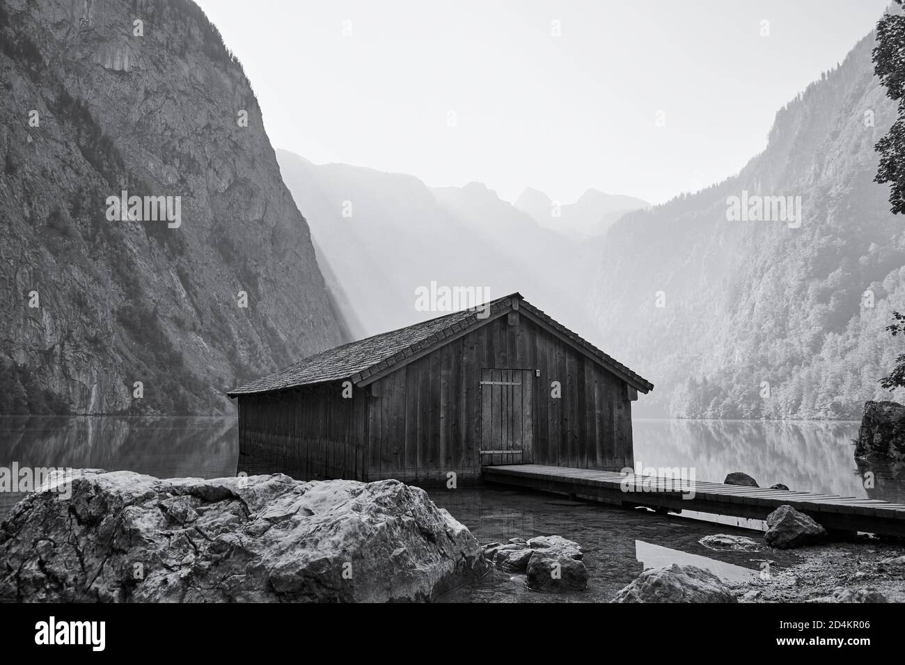 Tour de bateau traditionnel au lac Obersee avec paysage alpin le matin d'été à Schoenau am Koenigssee, Allemagne Banque D'Images