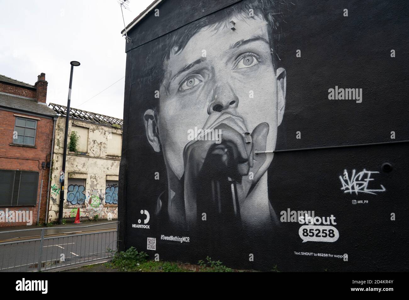 Manchester, Royaume-Uni. 9 octobre 2020. Une fresque récemment achevée de l'ancien chanteur de Joy Division, Ian Curtis, décédé par suicide en 1980 et peint par l'artiste de rue AkseP19, est vue dans le centre de Manchester à l'approche de la Journée mondiale de la santé mentale, à Manchester, au Royaume-Uni. Crédit : Jon Super/Alay Live News. Banque D'Images