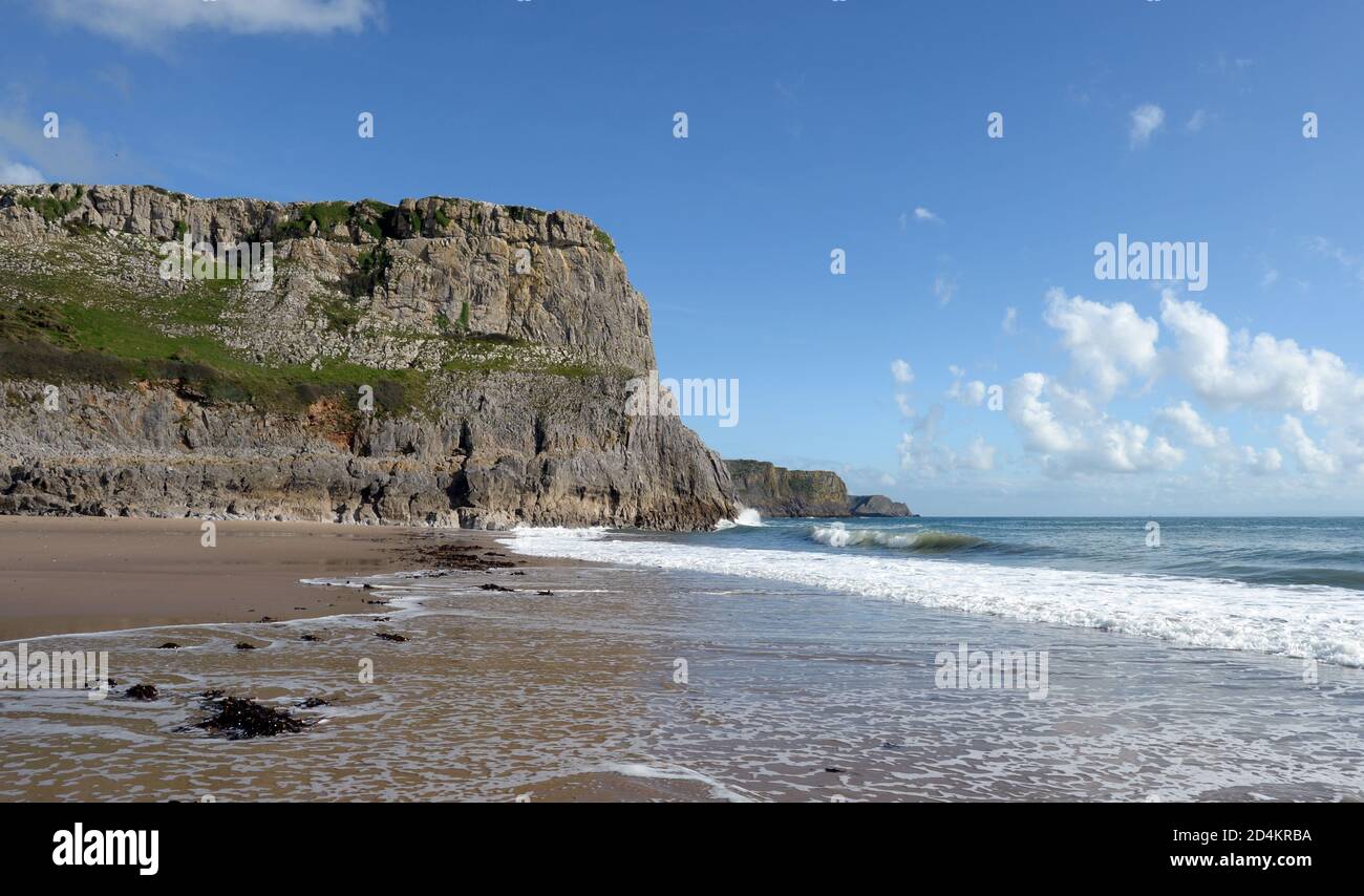 Fall Bay près de Rhossili est une plage de sable abritée à marée basse entourée de falaises de calcaire abruptes et de beaux paysages Banque D'Images