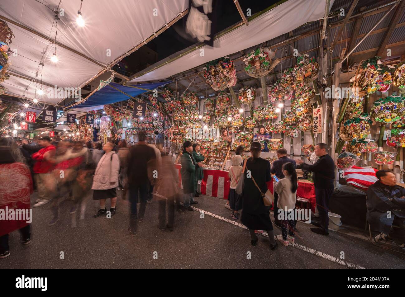 asakusa, japon - novembre 08 2019 : foule dans le sanctuaire d'Ootori utilisé comme marché pour la foire de Tori-no-Ichi ou la foire de l'Oakes où les rakes de bambou de bon augure ou Banque D'Images