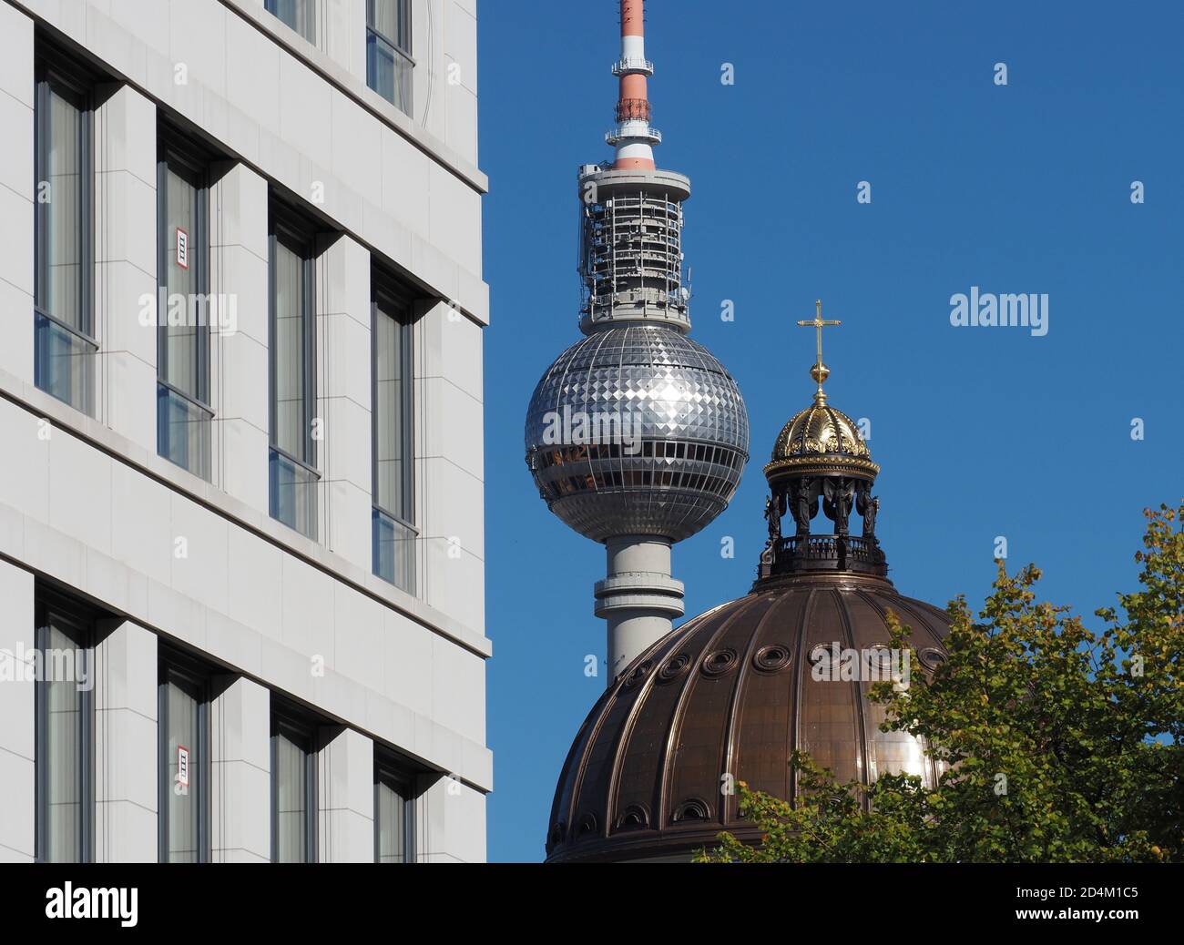 Berlin, Allemagne. 04e octobre 2020. Le dôme du Palais de la ville est visible en face du sommet de la tour de télévision et à côté de la façade lumineuse d'un immeuble résidentiel (immeuble d'appartements). Credit: Soeren Stache/dpa-Zentralbild/ZB/dpa/Alay Live News Banque D'Images