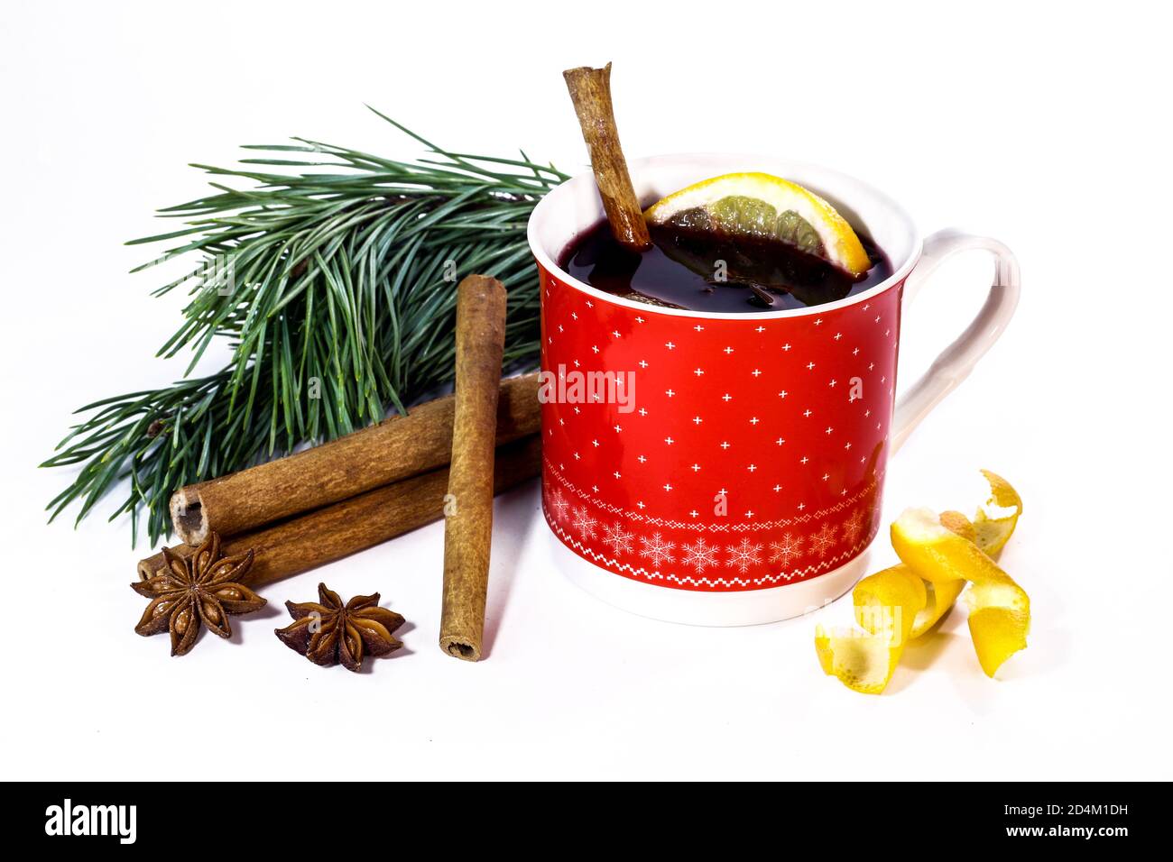 Composition de Noël. Mug de Noël avec vin chaud, bâtons de cannelle et anis étoilé isolé sur fond blanc. Banque D'Images