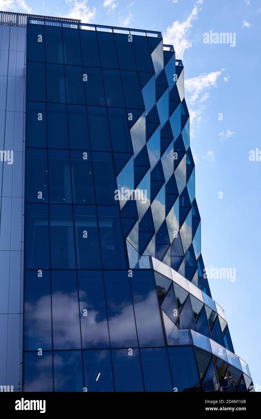 Cette photo capture un motif en losange de réflexions créé par Une tour en verre dentelée nommée porte-tourelle solaire sur le Haut Ligne Banque D'Images