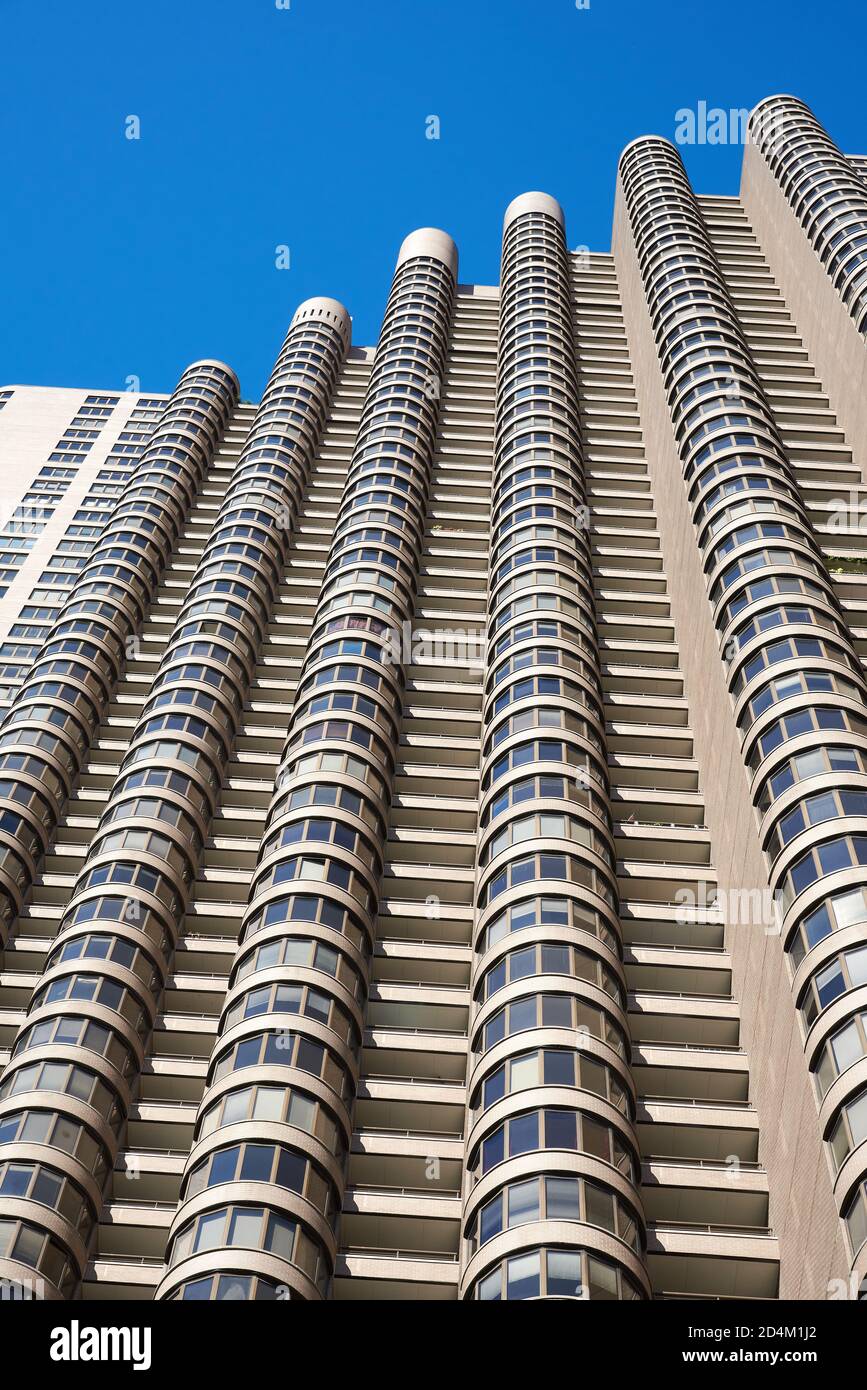 La façade cannelée avec baies vitrées est et la conception inhabituelle d'un immeuble d'appartements, se distingue contre le ciel bleu clair Banque D'Images