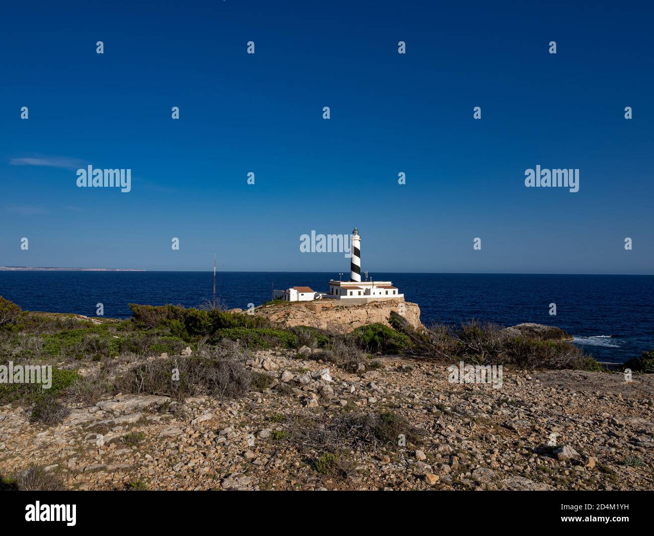 Heure bleue au phare de Cala Figuera, sur l'île de Majorque, sur quelques falaises Banque D'Images
