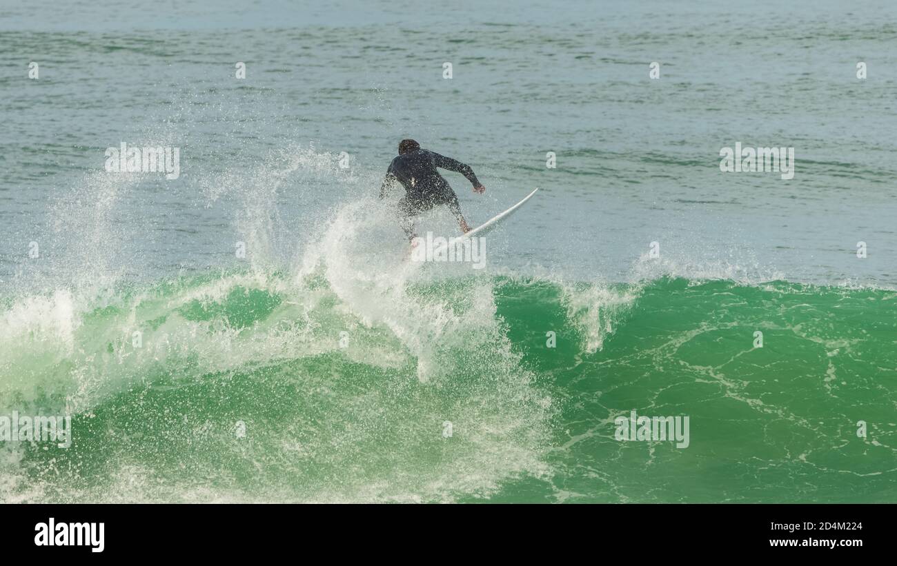 Surfeur dans une grande vague, Anglet dans les pays basque, France Banque D'Images