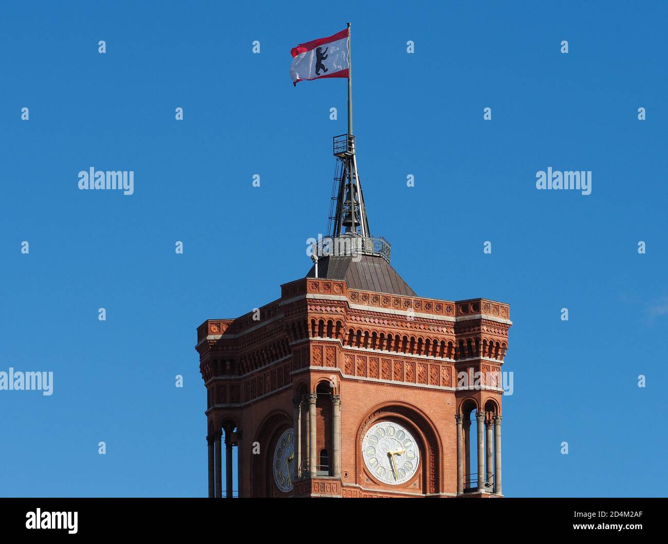 04 octobre 2020, Berlin: Le drapeau avec les armoiries de Berlin agite sur le sommet de la tour des Rotes Rathaus. Photo: Soeren Stache/dpa-Zentralbild/ZB Banque D'Images