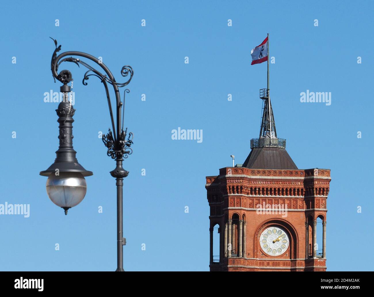 04 octobre 2020, Berlin: Le drapeau avec les armoiries de Berlin agite sur le sommet de la tour des Rotes Rathaus. Au premier plan se trouve un lampadaire copié à partir de l'image historique. Photo: Soeren Stache/dpa-Zentralbild/ZB Banque D'Images