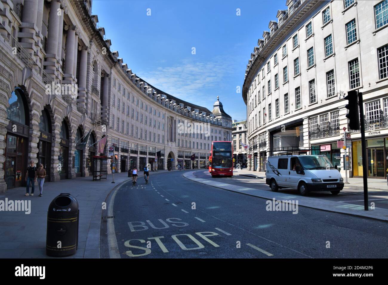 Regent Street, Londres, avec très peu de personnes et de voitures pendant le confinement de 2020 Banque D'Images