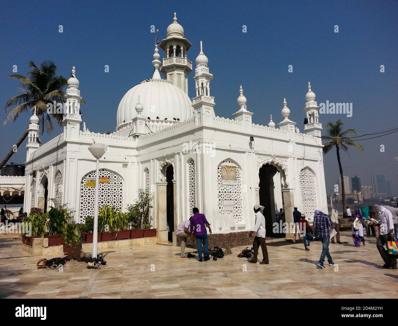 Le Haji Ali Dargah est une mosquée et la dargah ou Le monument de PIR Haji Ali Shah Bukhari situé sur Un îlot au large de la côte de Worli dans le sud par Banque D'Images