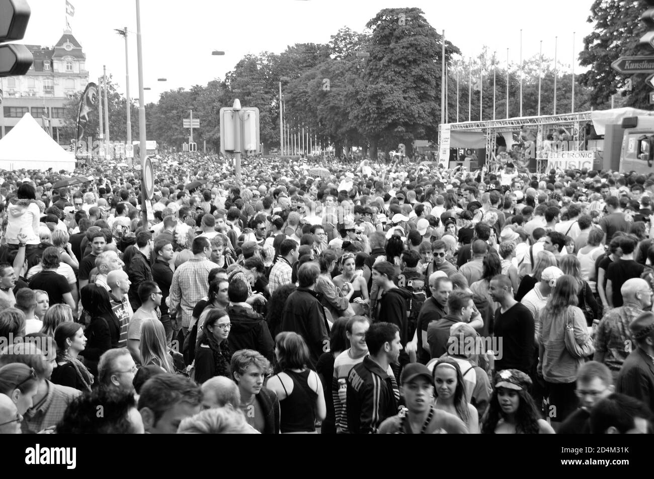 Streetparade Zürich : Les masses de peuples autochtones sont un grand défi pour la sécurité des peuples. Banque D'Images