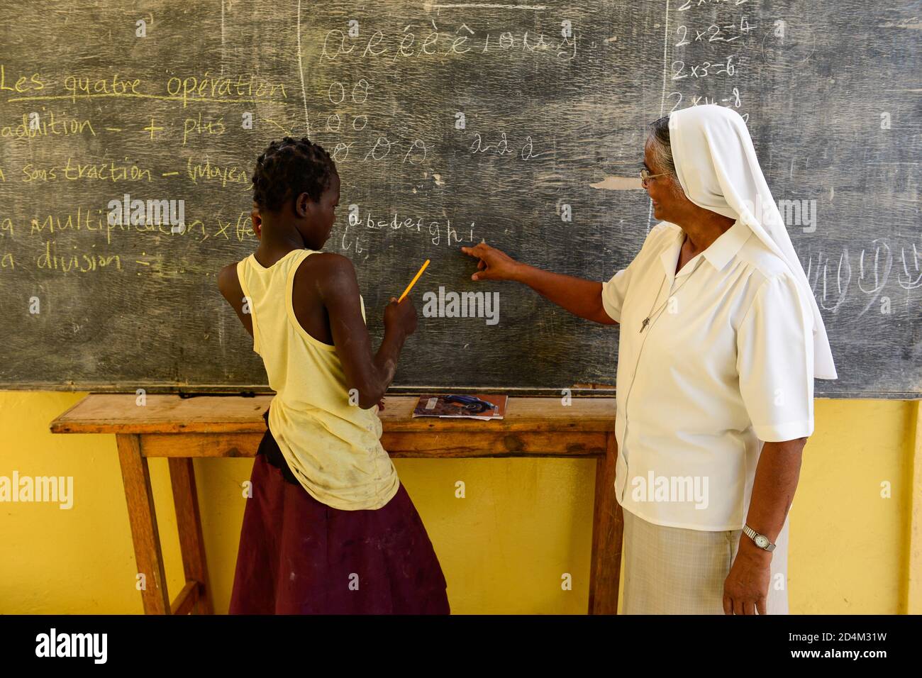 BURKINA FASO , Bobo Dioulasso, Good Shepherd Sisters, refuge pour jeunes femmes, pensionnat, sœur indienne / Die Schwestern vom Guten Hirten, Zentrum fuer Frauen und Maedchen, Sr. HILARIA PUTHIRIKKAL aus Inden und Maedchen NATALIE Banque D'Images