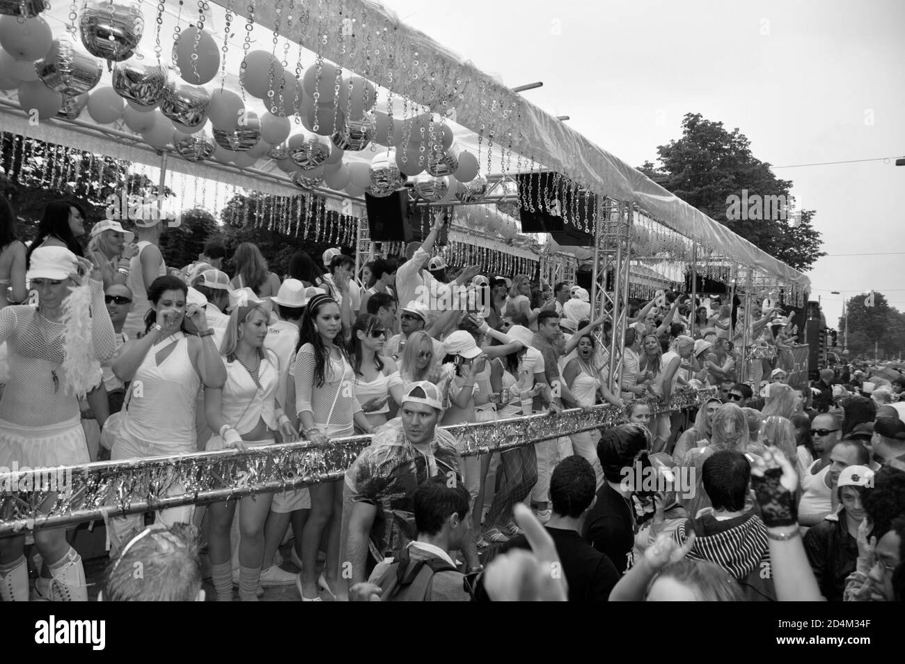 Le parti doit aller sur : Raver sur un amour mobil à la Streetparade à Zürich. Banque D'Images