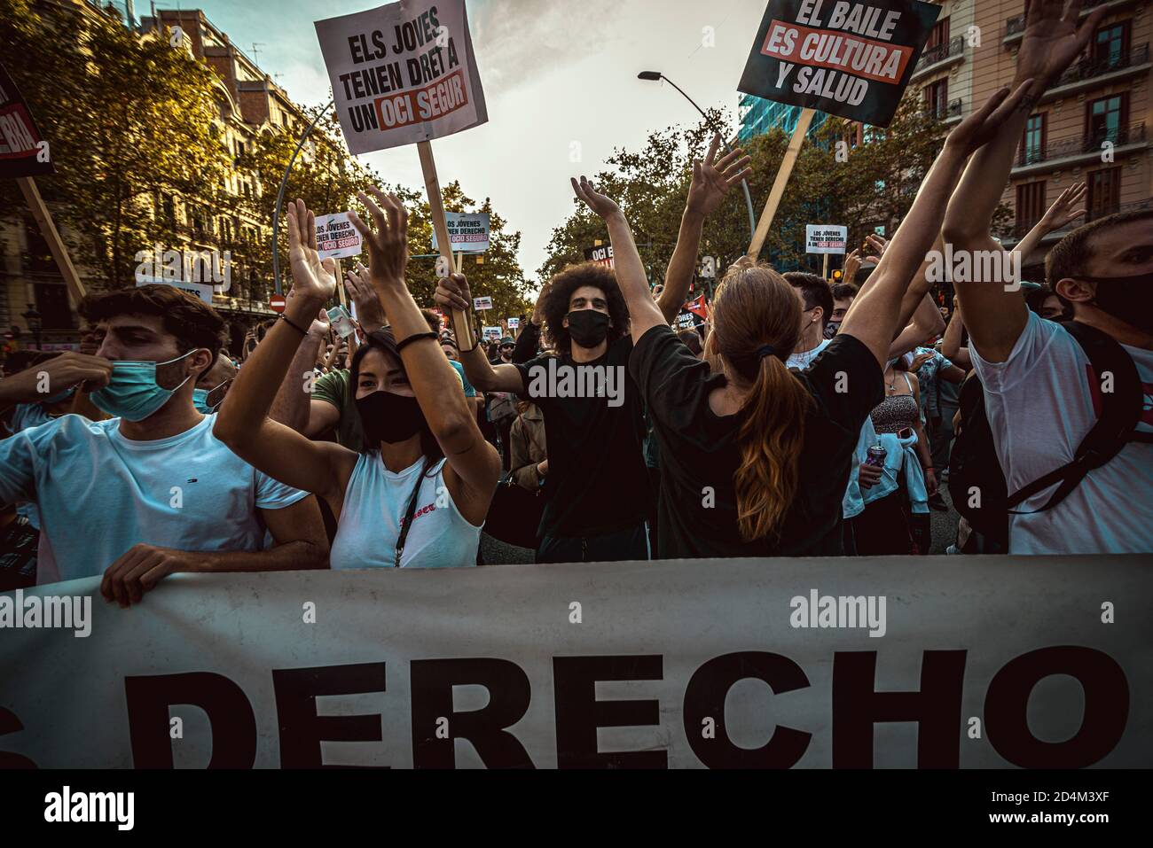 Barcelone, Espagne. 9 octobre 2020. Les membres de la vie nocturne de Barcelone défilent derrière leur bannière dans la ville pour protester contre leur droit au travail. Malgré les plans récemment annoncés par le gouvernement régional de rouvrir ce secteur la vie nocturne de la Catalogne reste fermée car ils ont été retirés avant même qu'ils soient devenus efficaces après une augmentation des infections de corona crédit: Matthias Oesterle/Alamy Live News Banque D'Images