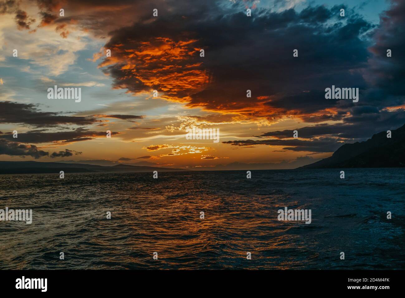 Coucher de soleil magnifique. Brela Croatie, Riviera de Makarska Banque D'Images Coucher de soleil magnifique. Brela Croatie, Riviera de Makarska Banque D'Images