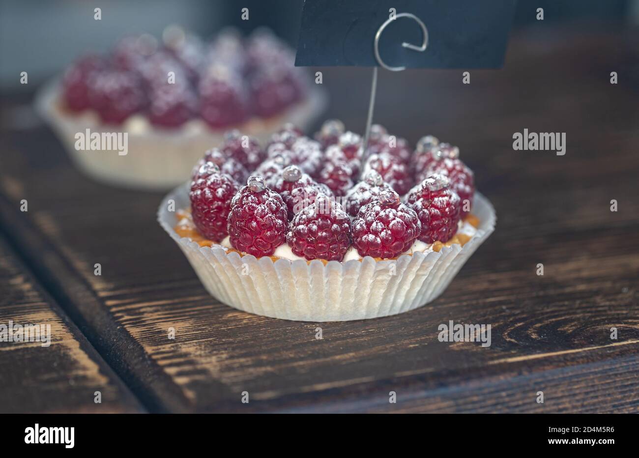 Petit Gateau Aux Fruits Avec Framboises Dessert De Patisserie D Ete Sain Tartelettes Aux Baies Au Fromage A La Creme Photo Stock Alamy Petit Gateau Aux Fruits Avec Framboises Dessert De Patisserie D Ete Sain Tartelettes Aux Baies Au Fromage A La Creme Photo Stock Alamy
