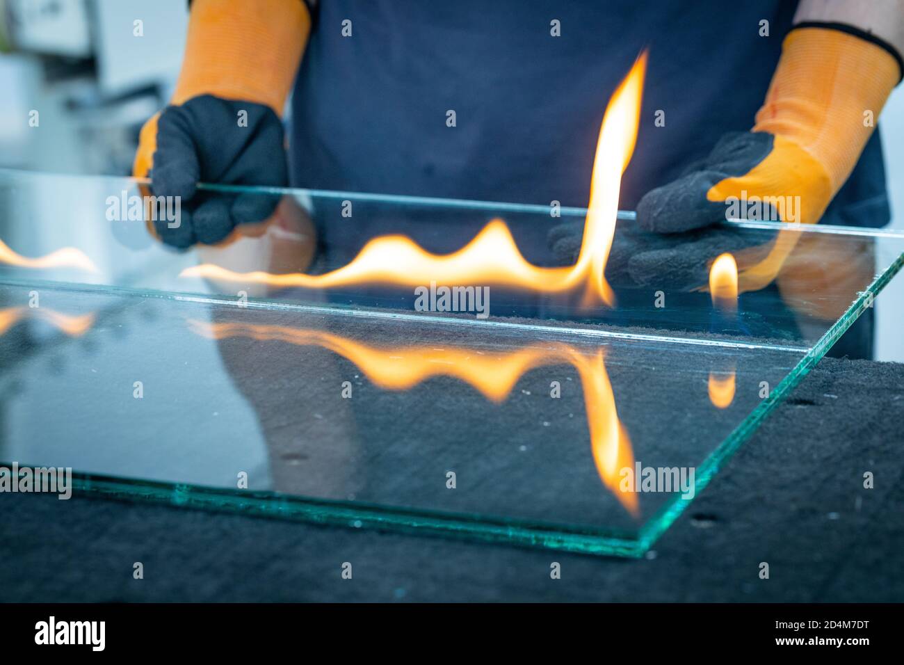 Découpe du verre feuilleté, brûlage à travers la feuille reliant les vitres  Photo Stock - Alamy